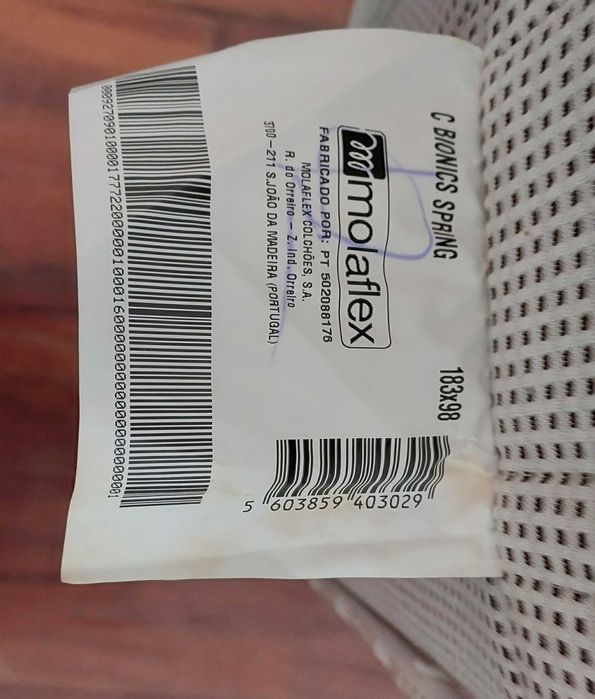 Cama de solteiro. Cerejeira maciça.