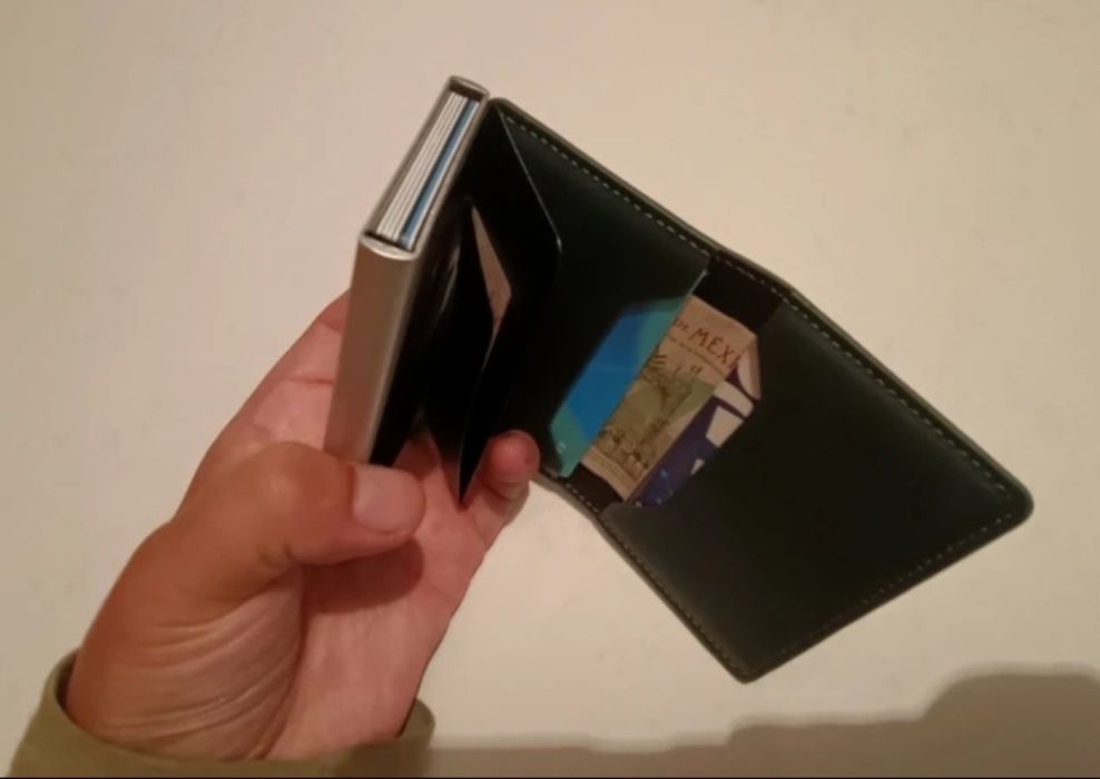 Portfel z wysuwanymi kartami