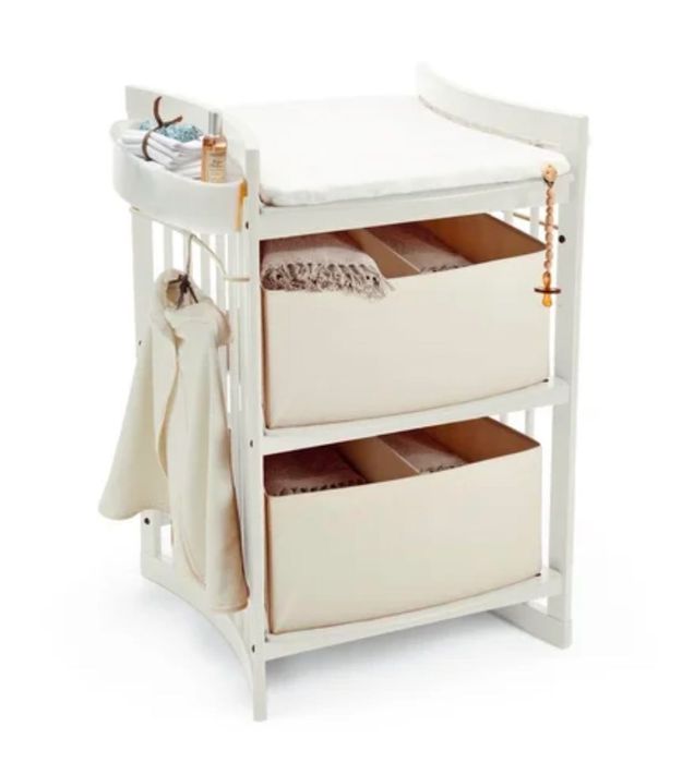 Przewijak Stokke z pojemnymi organizerami. Białe drewno.