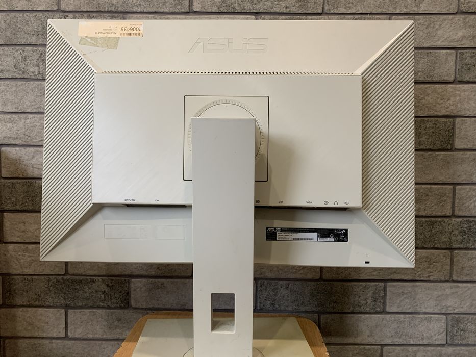 Монітори Asus BE24AQLB-G та LG 24MP55HQ-P биті матриці