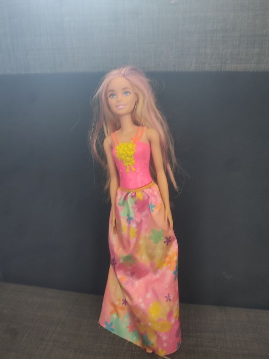 Lalka barbie  z spódniczkom