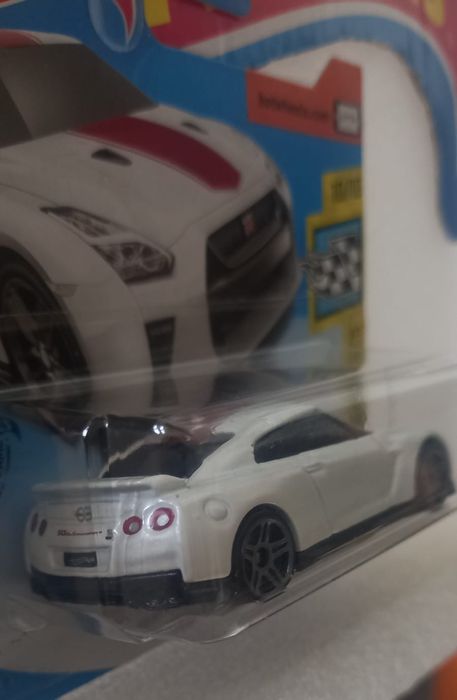 17 Nissan GT-R R35 Hot Wheels