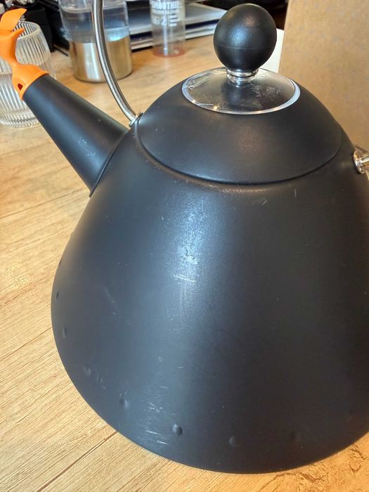 Alessi Czajnik 9093 BB  z gwizdkiem ptaszkiem, czarny mat