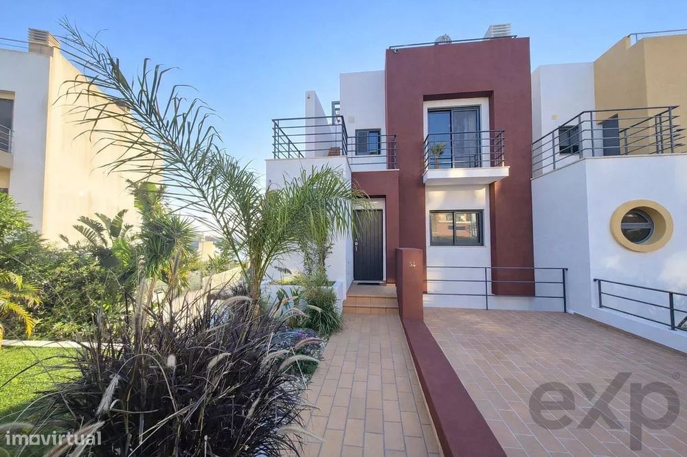 Casa geminada com independente Apartamento e terraço na cobertura – Vi