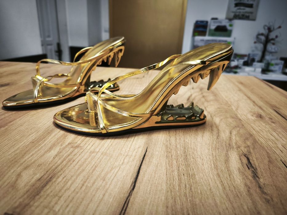 Japonki typu GCDS Morso Hell Thong