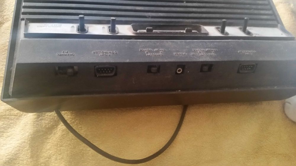 Stara konsola do gier. Joysticki. Wyprzedaz garazowa..