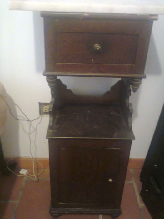 Mesinha de cabeceira antiga