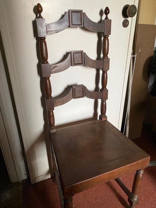 Mesa de jantar extensível e 8 cadeiras, estilo Sec.XVII, madeira maciç