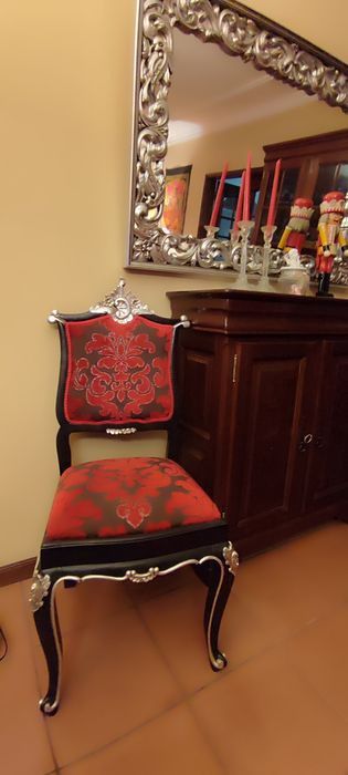 Cadeiras prateadas a folha e estofadas a damasco