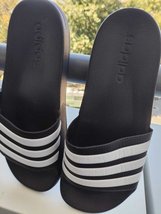 Chinelos adidas.
