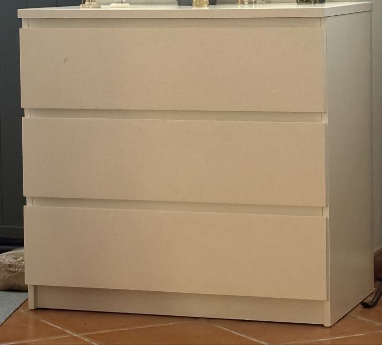 Moveis brancos de 3 gavetoes