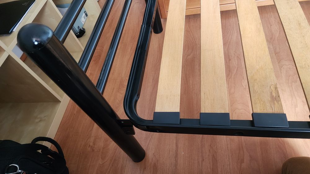 Cama com estrado  em aço pintado