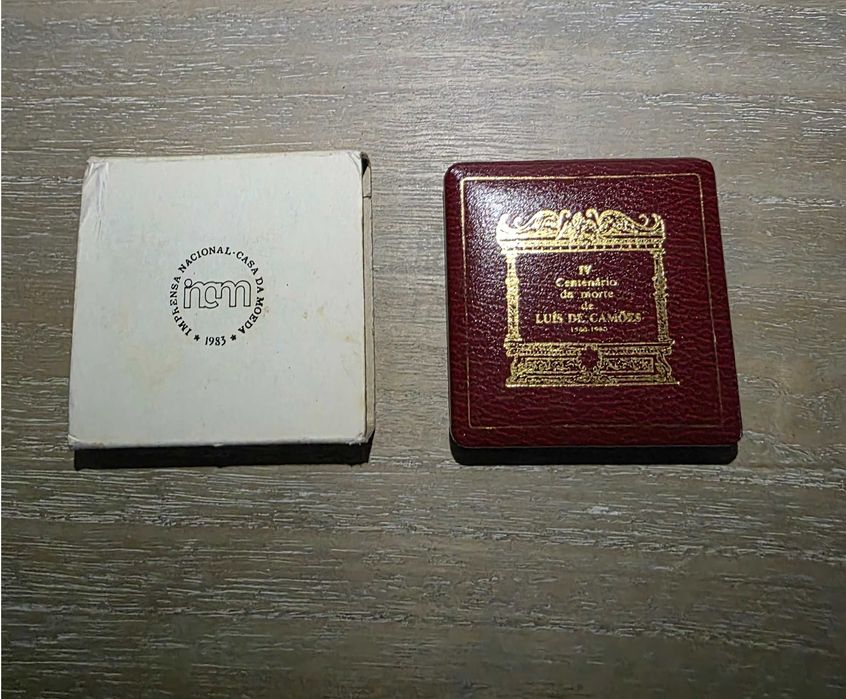 Moeda Comemorativa Proof em Prata 925 – IV Centenário da Morte de Luís de Camões – 1000 Escudos – INCM