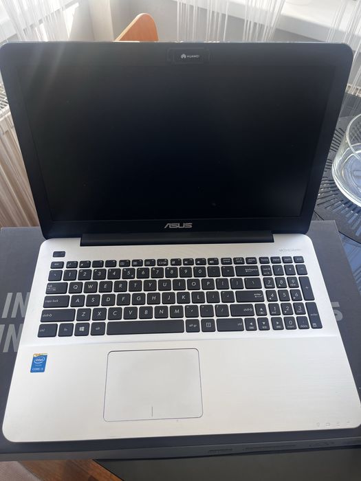 Laptop firmy Asus.