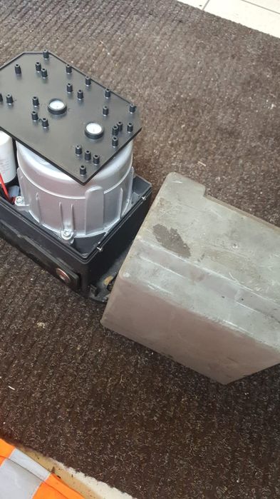 Napend do bramy przesuwnej