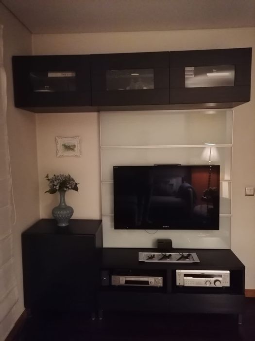 Móvel de televisão em madeira castanha escura ikea