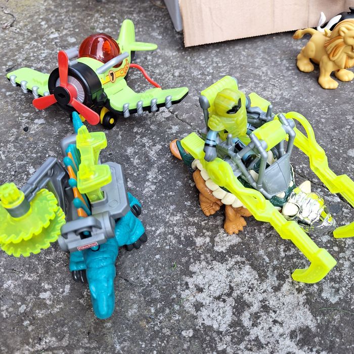 Fisher Price do zamku ludziki ,smoki,robot