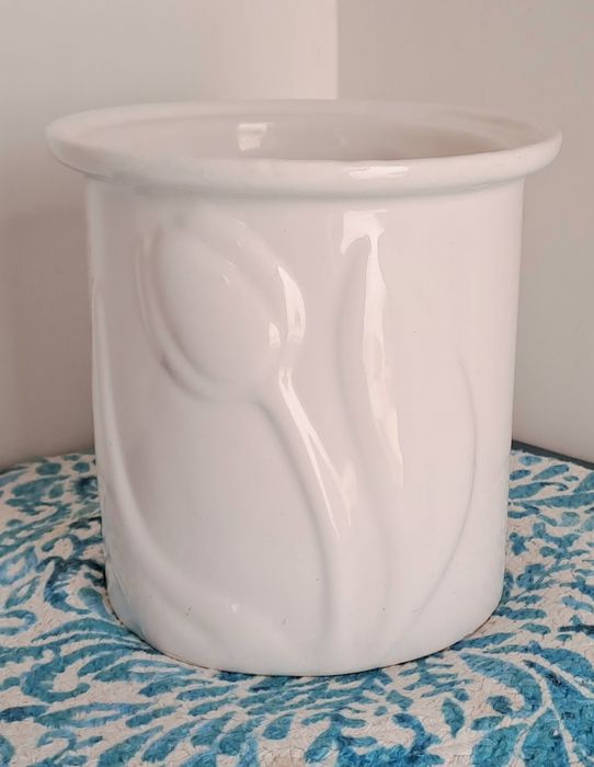 Jarrão  branco vintage, em porcelana com motivo tulipa