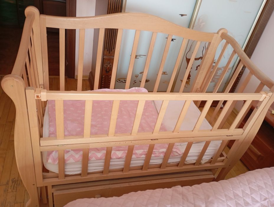 Дитяче ліжечко з матрацом