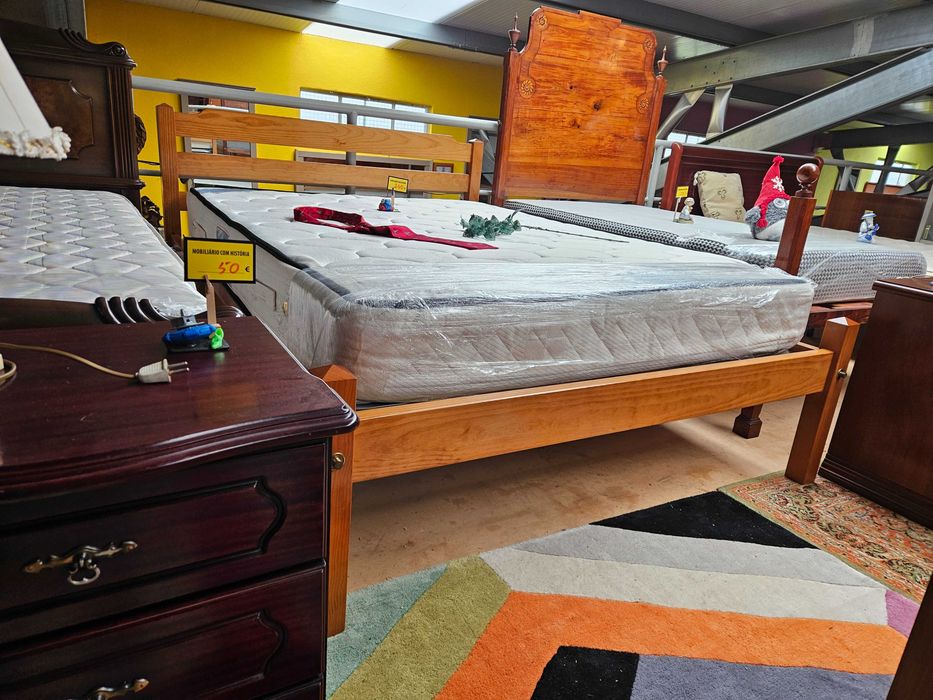 Cama em madeira maciça com estrado e colchão - Muit