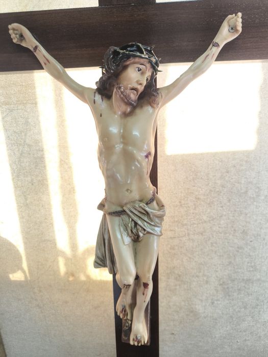 Imponente Crucifixo de Mesa em Madeira e Marfinite
