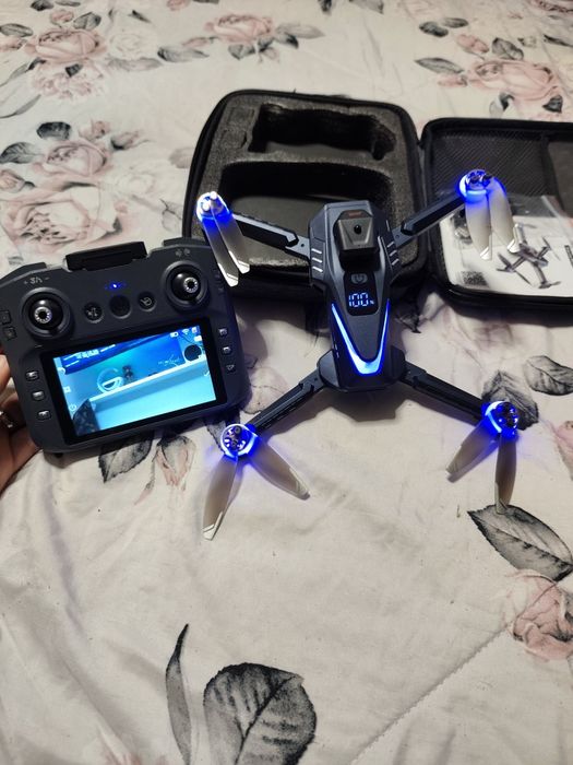 Drone 4k GT8 com comando que possui um ecrã LCD integrado.