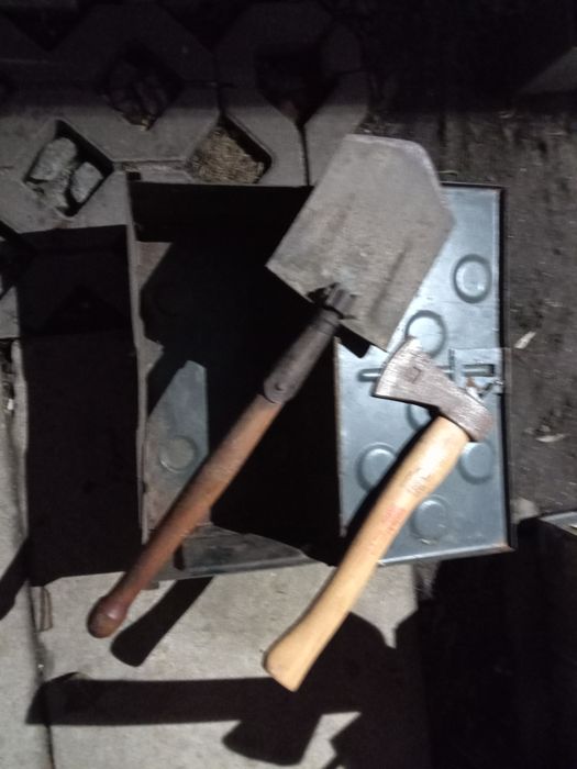 Zestaw surwiwalowy skrzynia metalowa, siekierka saperka pomysł prezent