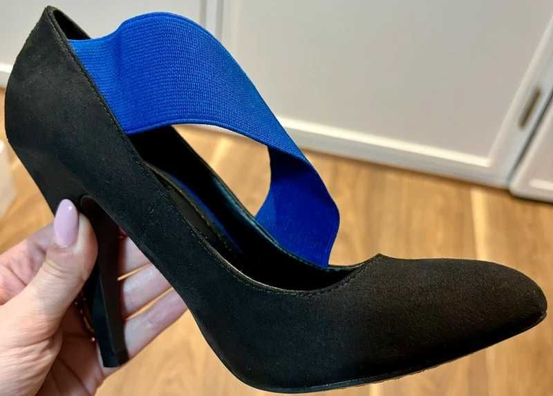 Sapatos Zara Trafaluc Pretos com Detalhe Azul - Elegância e Conforto!