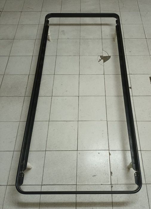 Cama estrutura com pés