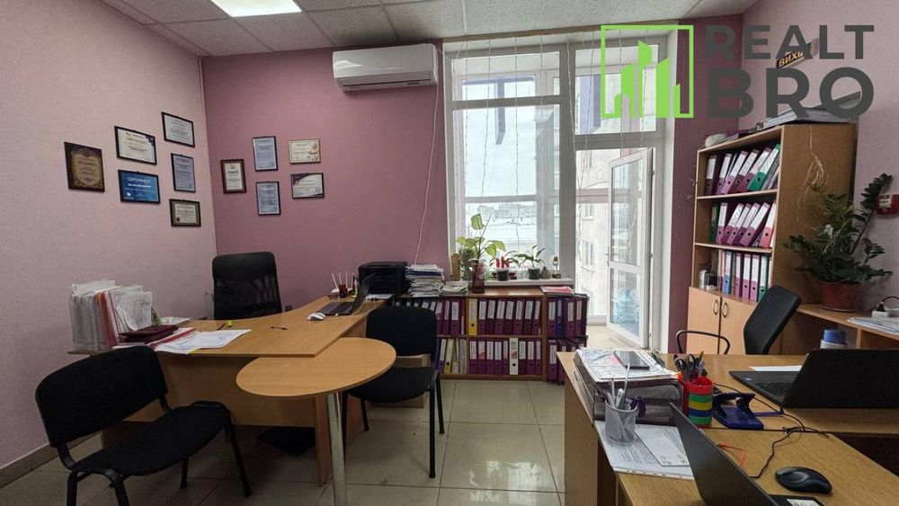 Офіс в центрі міста з панорамним балконом