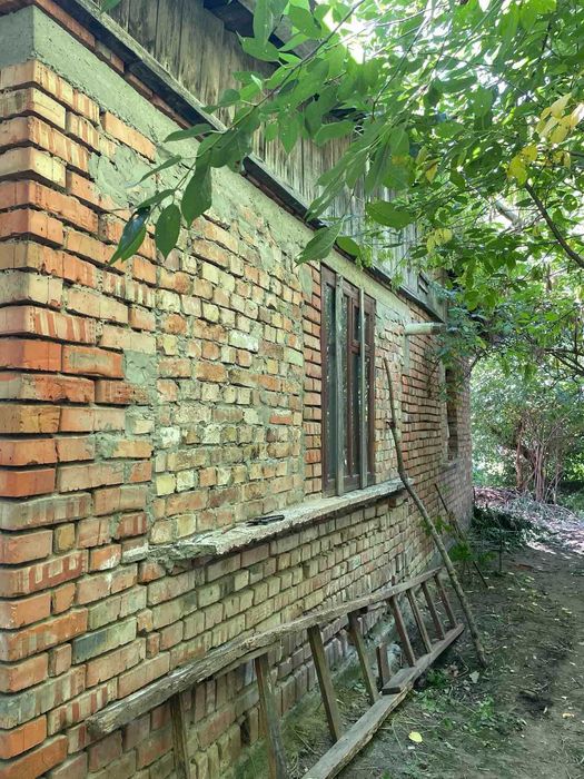 ½ будинку під реконструкцію (з окремим двором та земельною ділянкою 7,5 соток)
