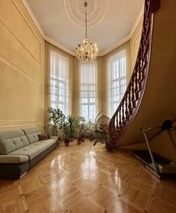 Квартира в центрі Луцька 210кв м