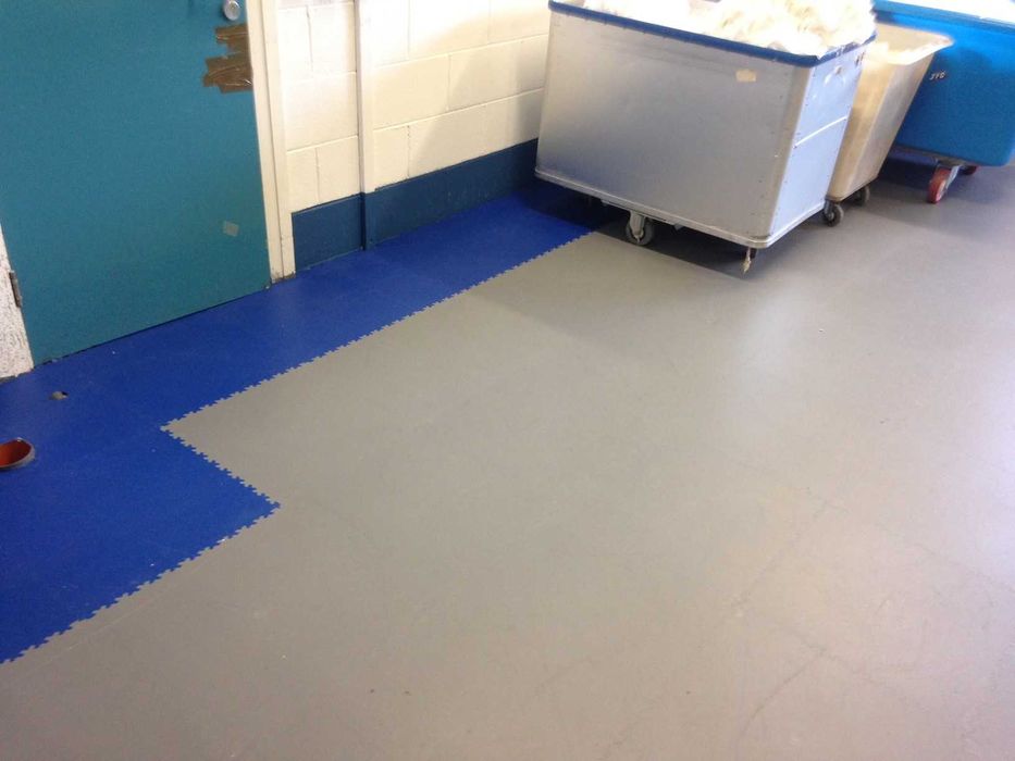 Wytrzymała podłoga modułowa–garaż, warsztat, przemysł, bez kleju, klik