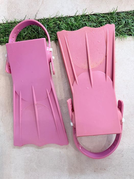 Розовые и синие детские ласты для бассейна й