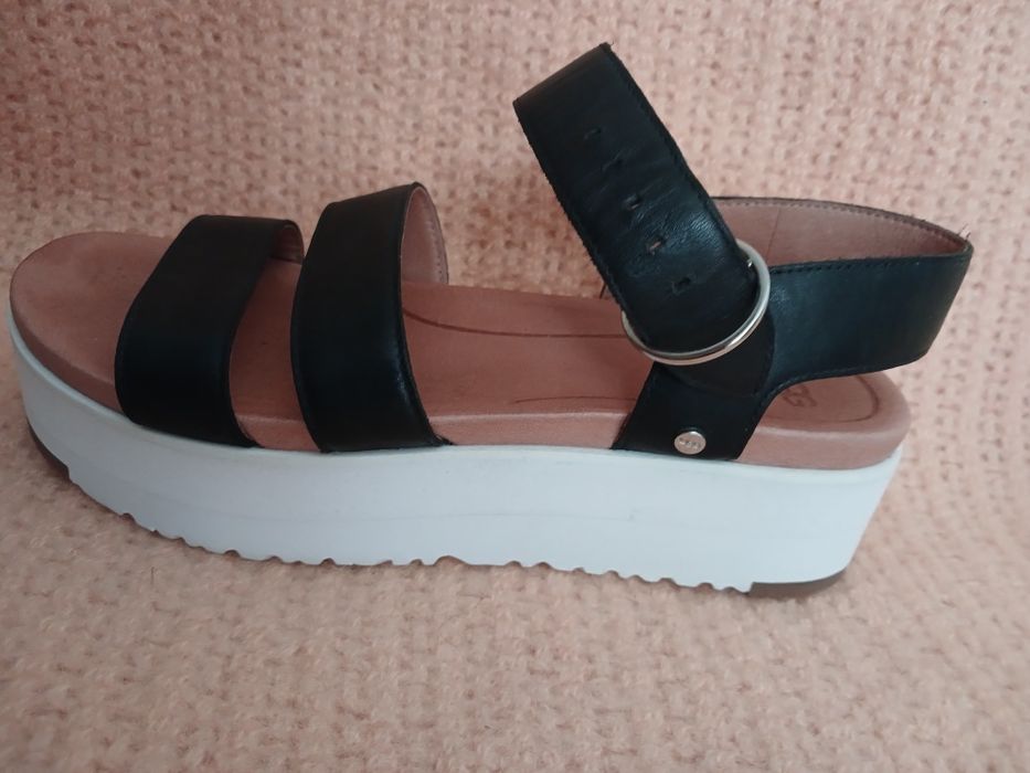 Босоножки чёрные  UGG. Оригинал.