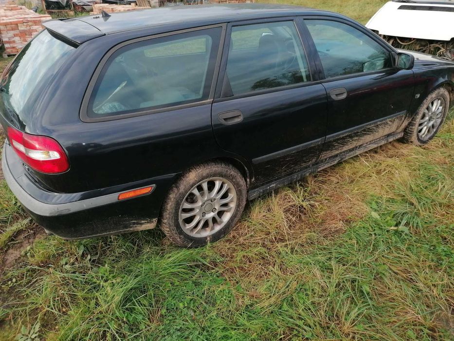 Volvo V40 2001r 1,8E Karoseria z przeznaczeniem na części