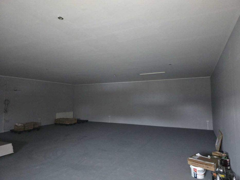 Budynek z parkingiem