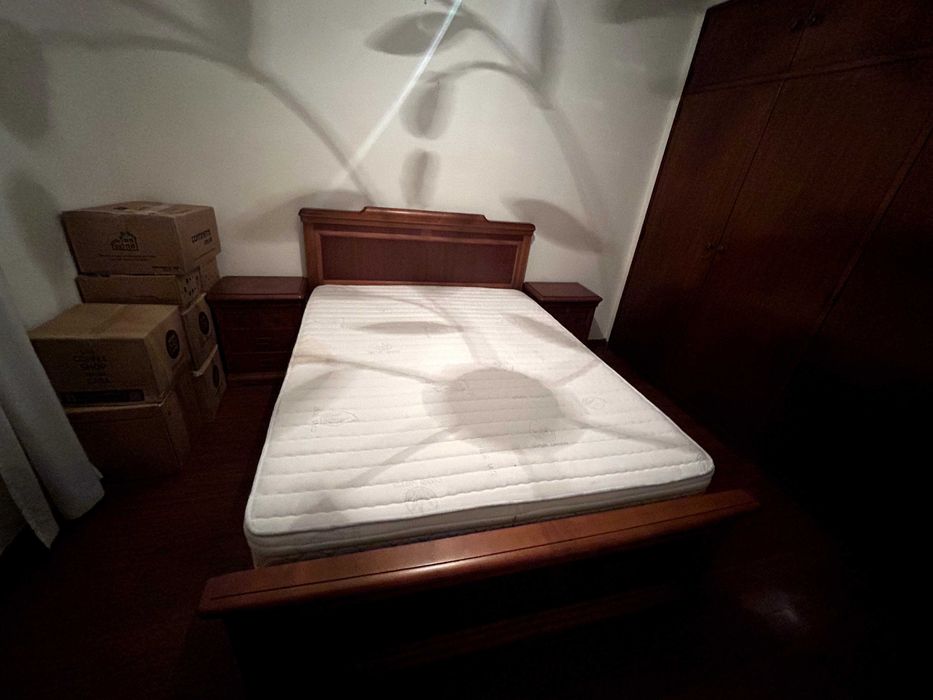 Cama e duas mesas de cabeceira