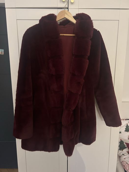 Bordowe futro marki GUESS