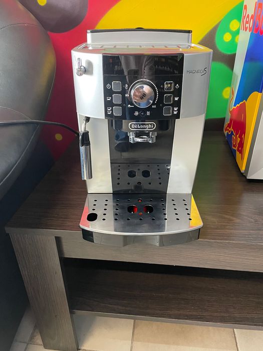 Кавова машина Delonghi magnifica S