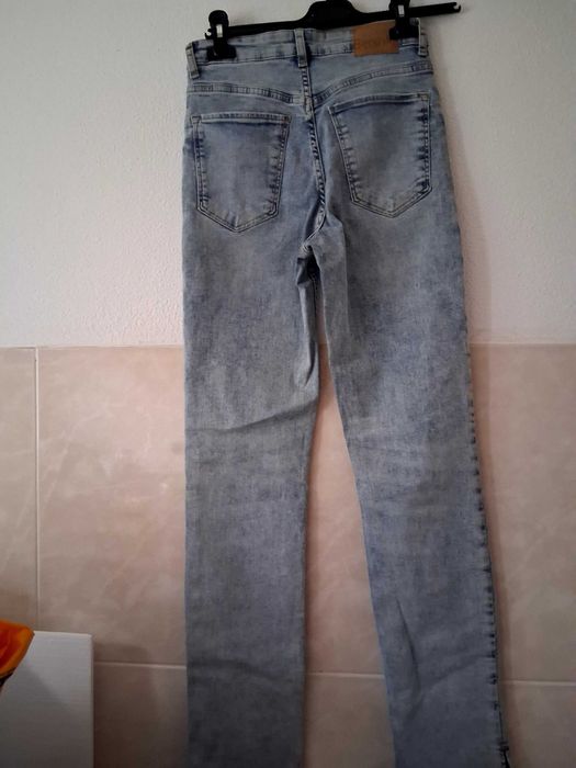Calça e top Bershka.