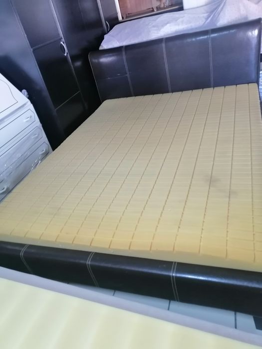 Cama Casal com Cabeceira em Pele