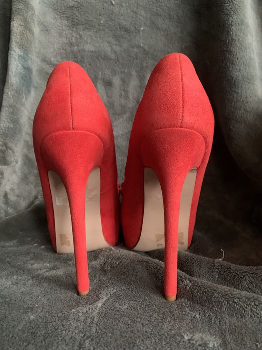 Червоні туфлі на підборах