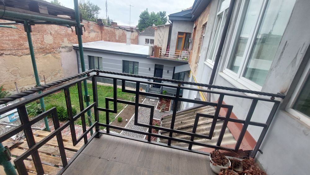 Продається 1кім кв студія 51кв м  вул. Латоричний двір.