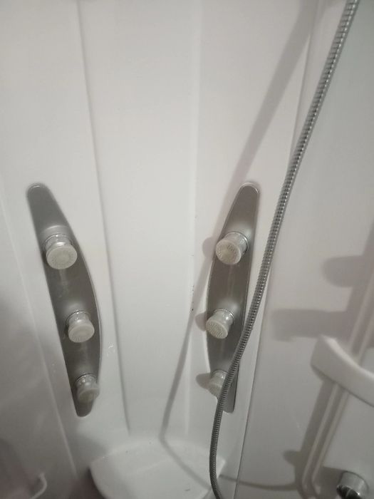 Coluna de duche com três sistemas chuveiros  com rádio