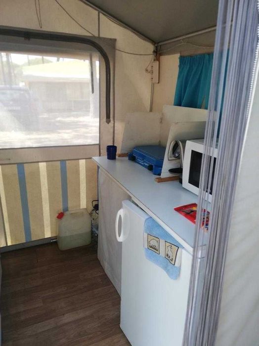 Caravana média multifuncional, com avançado rígido e cozinha