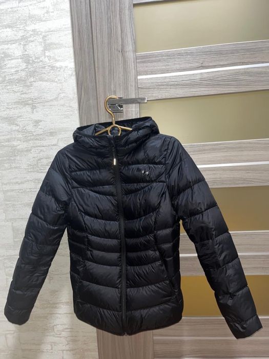 Куртка жіноча одягалась декілька разів в відмінному стані