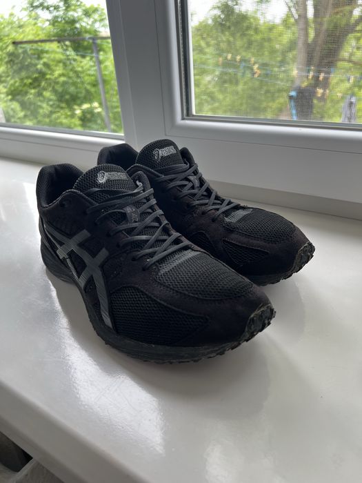 Кросівки asics.
