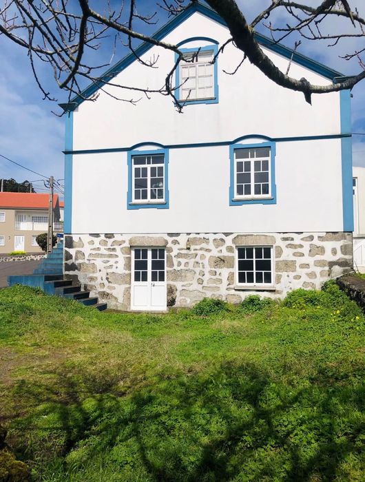 Vende-se moradia e terreno plano. House for sale