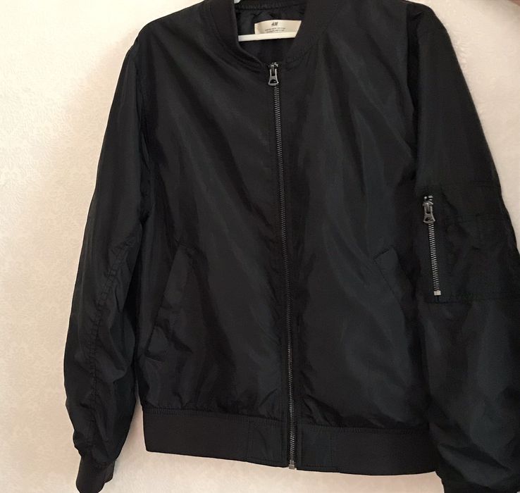 Новий базовий бомбер H&M.